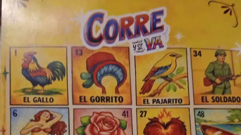 Al entrar al recinto los asistentes recibieron su carta para jugar a la lotería.